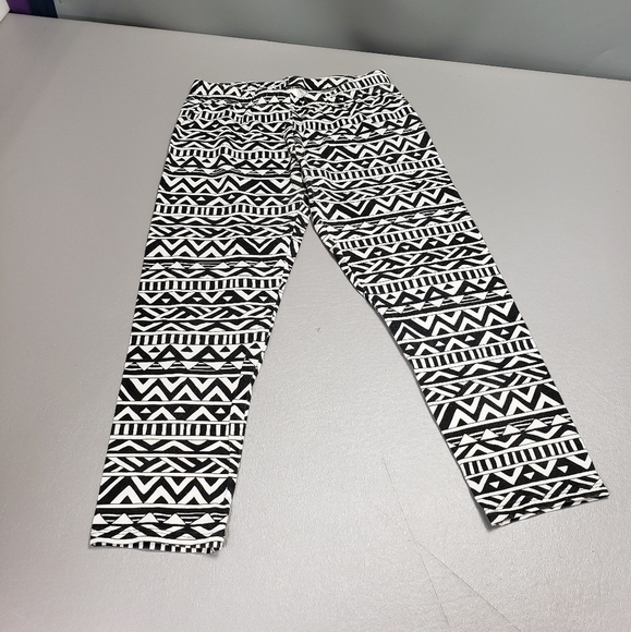 3/$15 black, white cropped capri leggings S - Picture 1 of 8